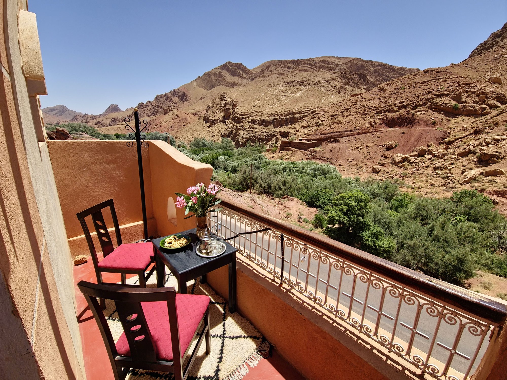 Tafokte Quadruple Room at Hotel Gorge Dadès — evening ambience and lighting