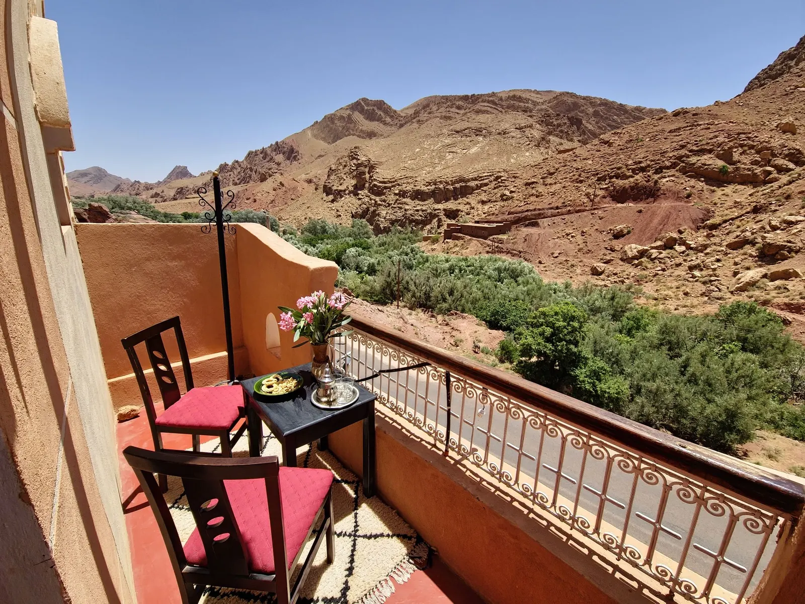 Tafokte Quadruple Room at Hotel Gorge Dadès — evening ambience and lighting