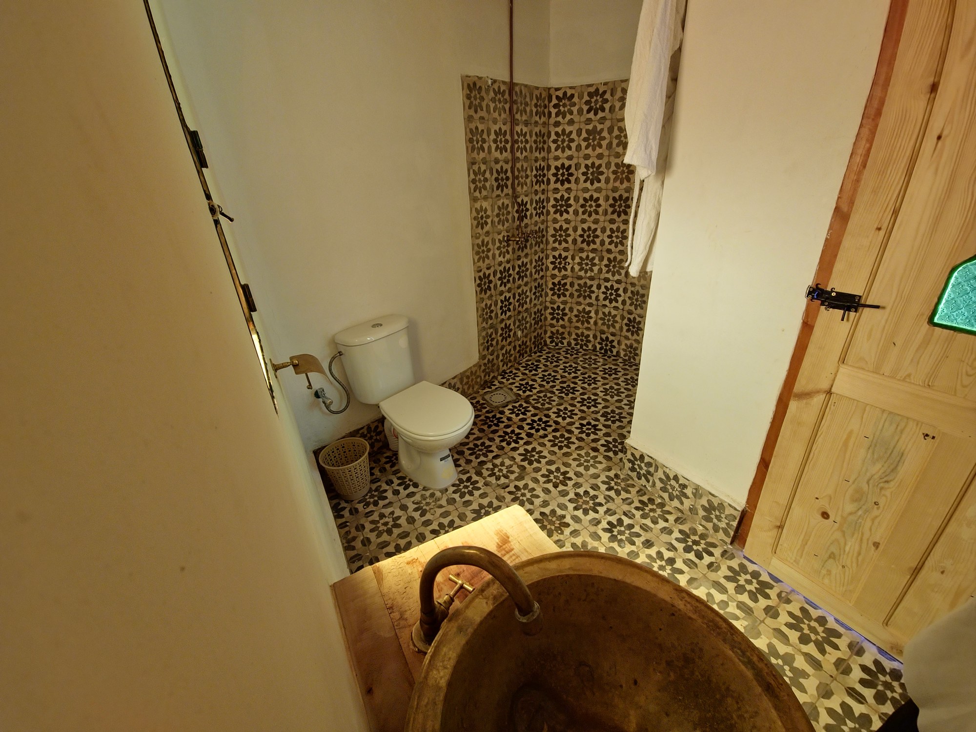 Ayour Single Room at Hotel Gorge Dadès — bathroom and tadelakt finishes