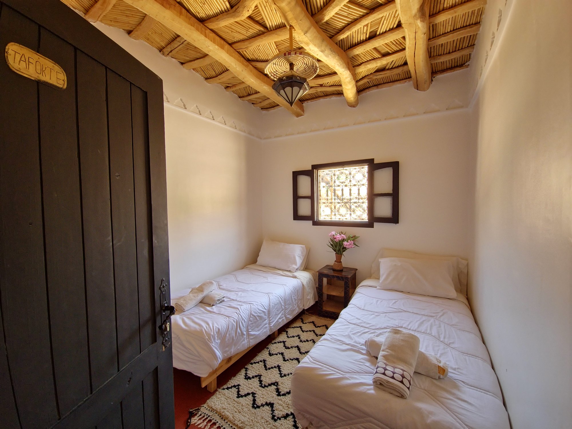 Tafokte Quadruple Room at Hotel Gorge Dadès — bathroom and tadelakt finishes