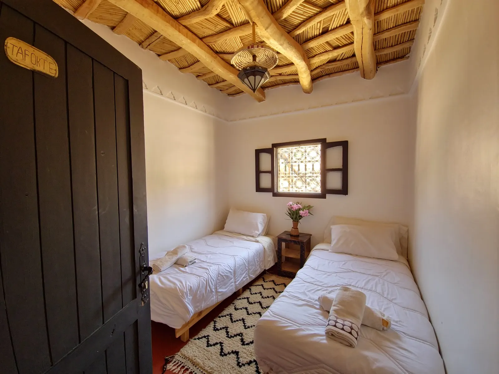 Tafokte Quadruple Room at Hotel Gorge Dadès — bathroom and tadelakt finishes