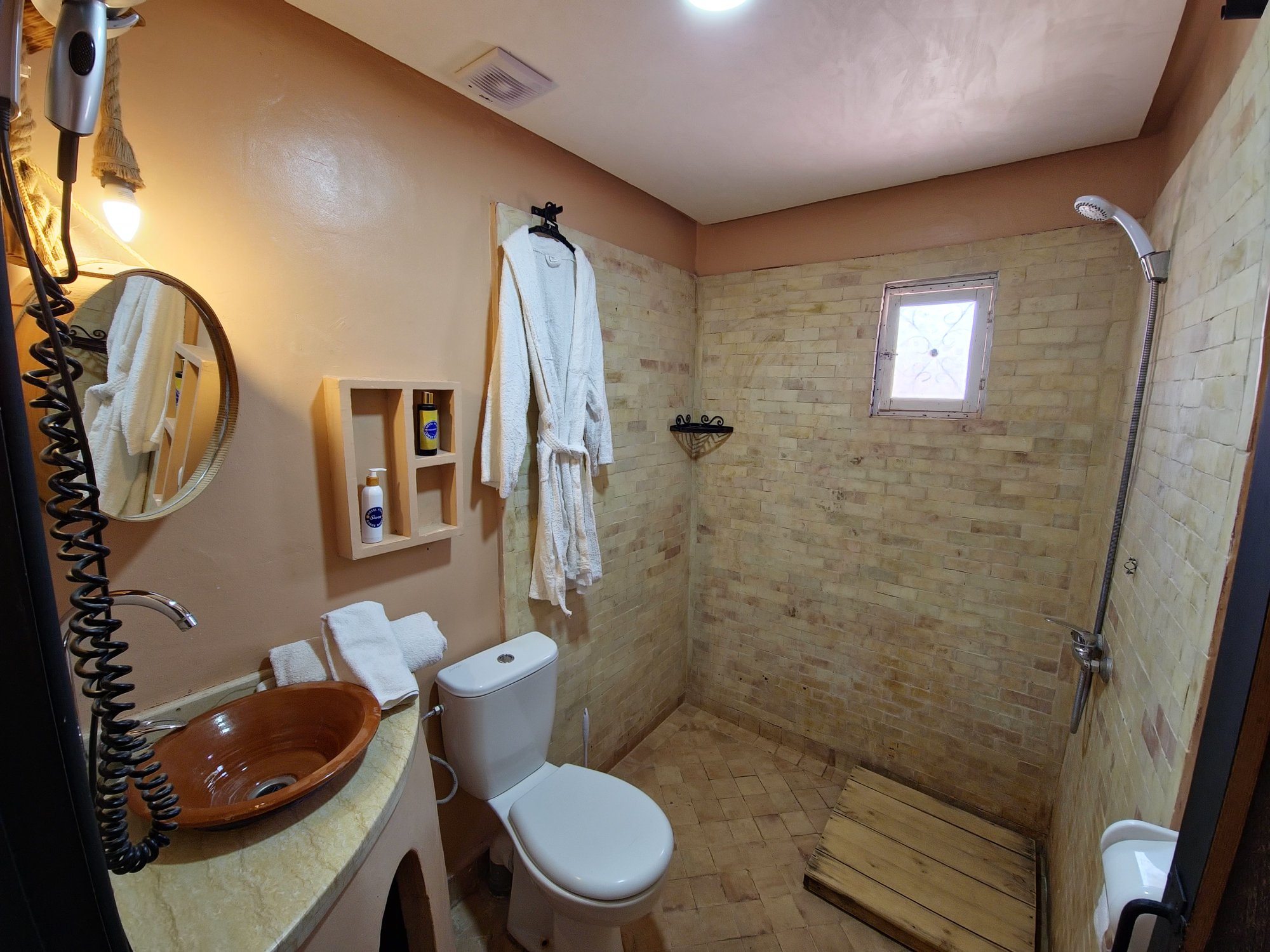 Tafokte Quadruple Room at Hotel Gorge Dadès — carved cedar and brass details