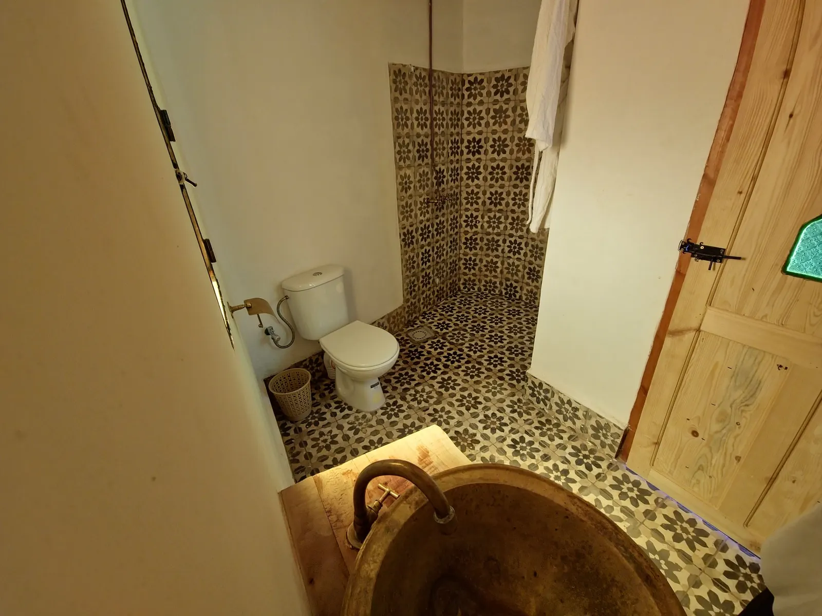 Ayour Single Room at Hotel Gorge Dadès — bathroom and tadelakt finishes